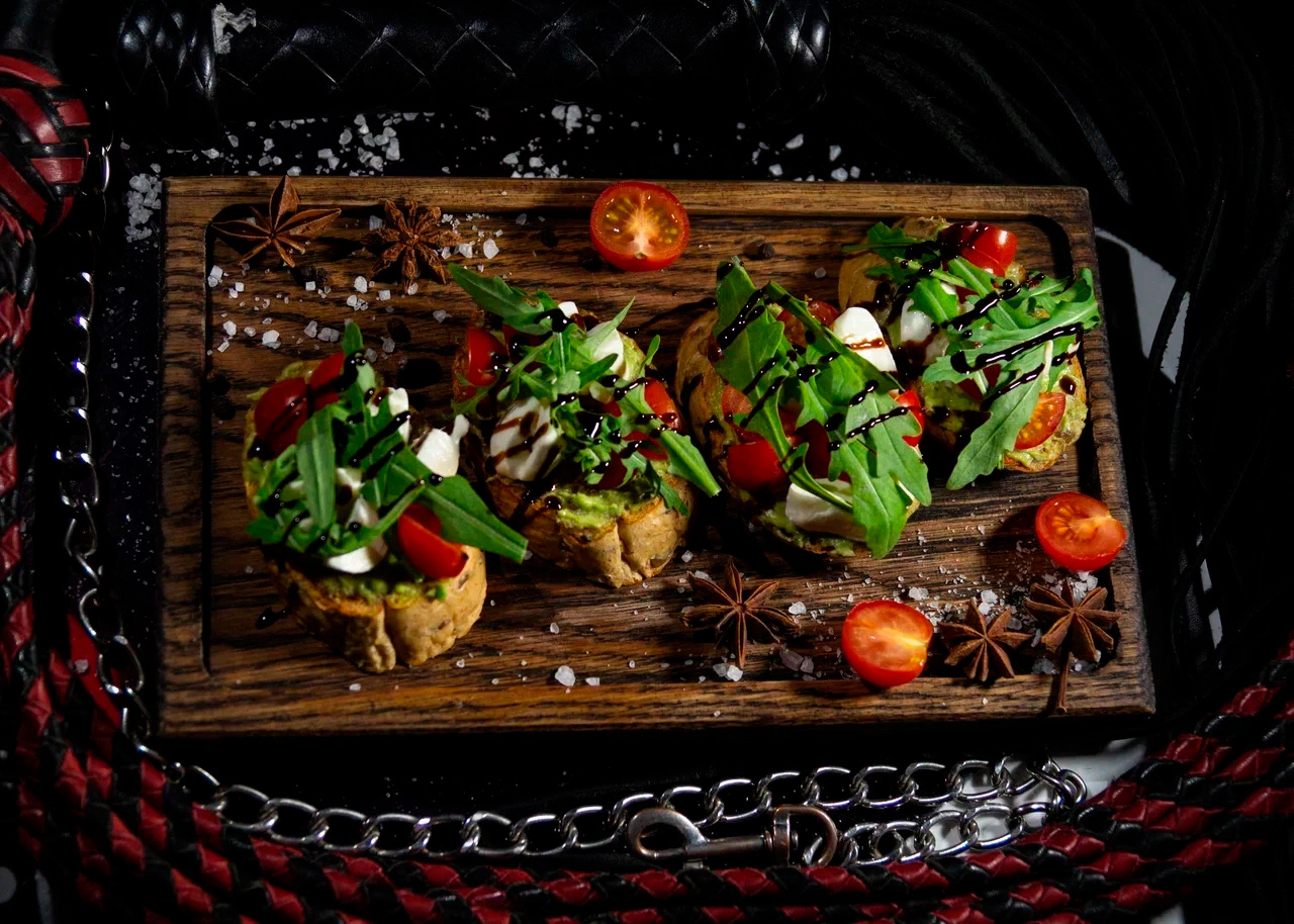 БРУСКЕТТЫ С АВОКАДО, ТОМАТАМИ И МОЦАРЕЛЛОЙ