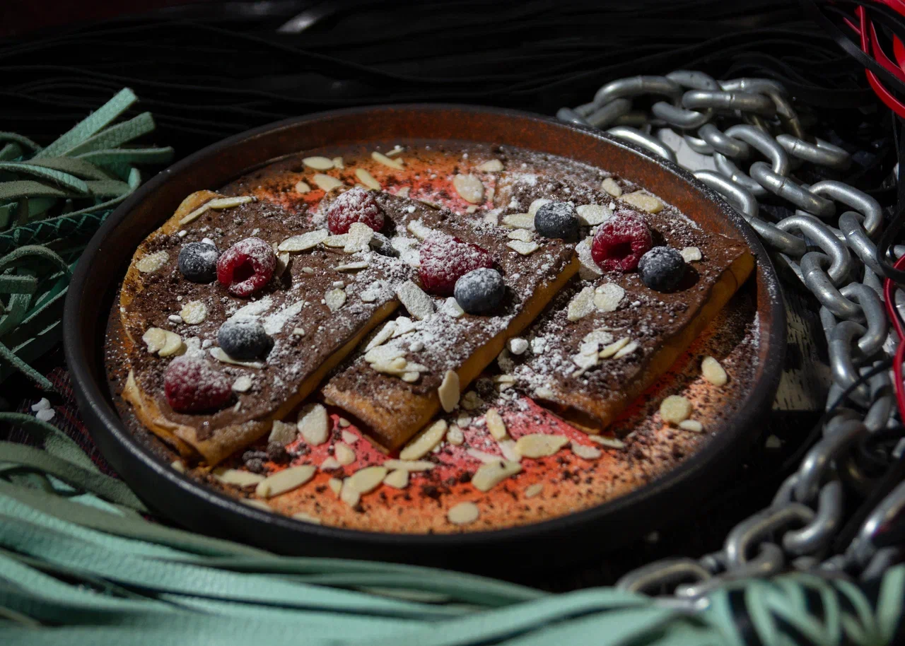 Блинчики с нутеллой и свежими ягодами